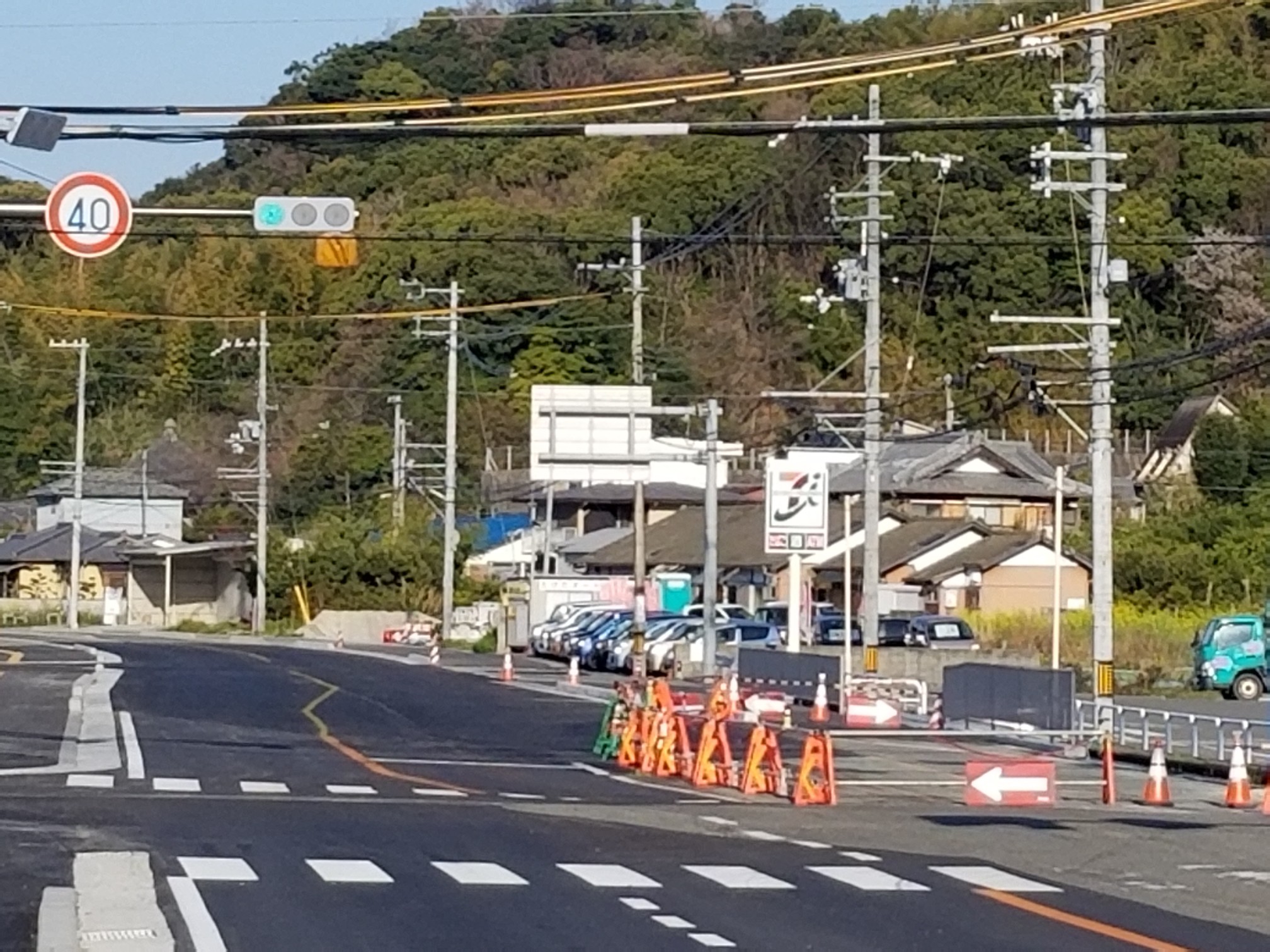井田の交差点。右折すると海南ドライビングスクールです。 斜め右前にセブンイレブンが見えます。